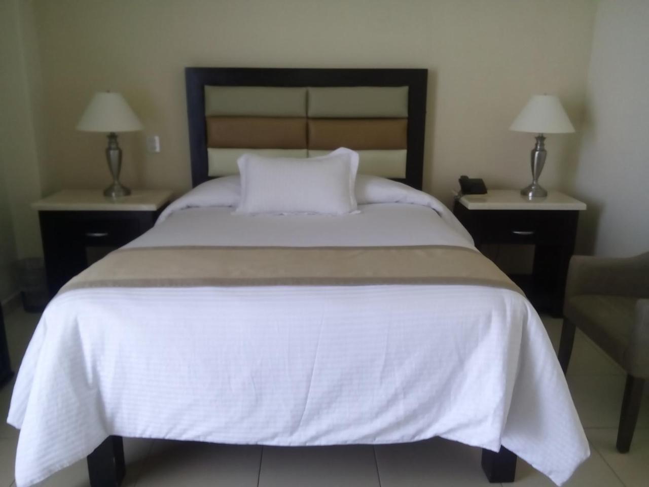 Hotel Y Suites Maria Fernanda Zitacuaro Екстер'єр фото